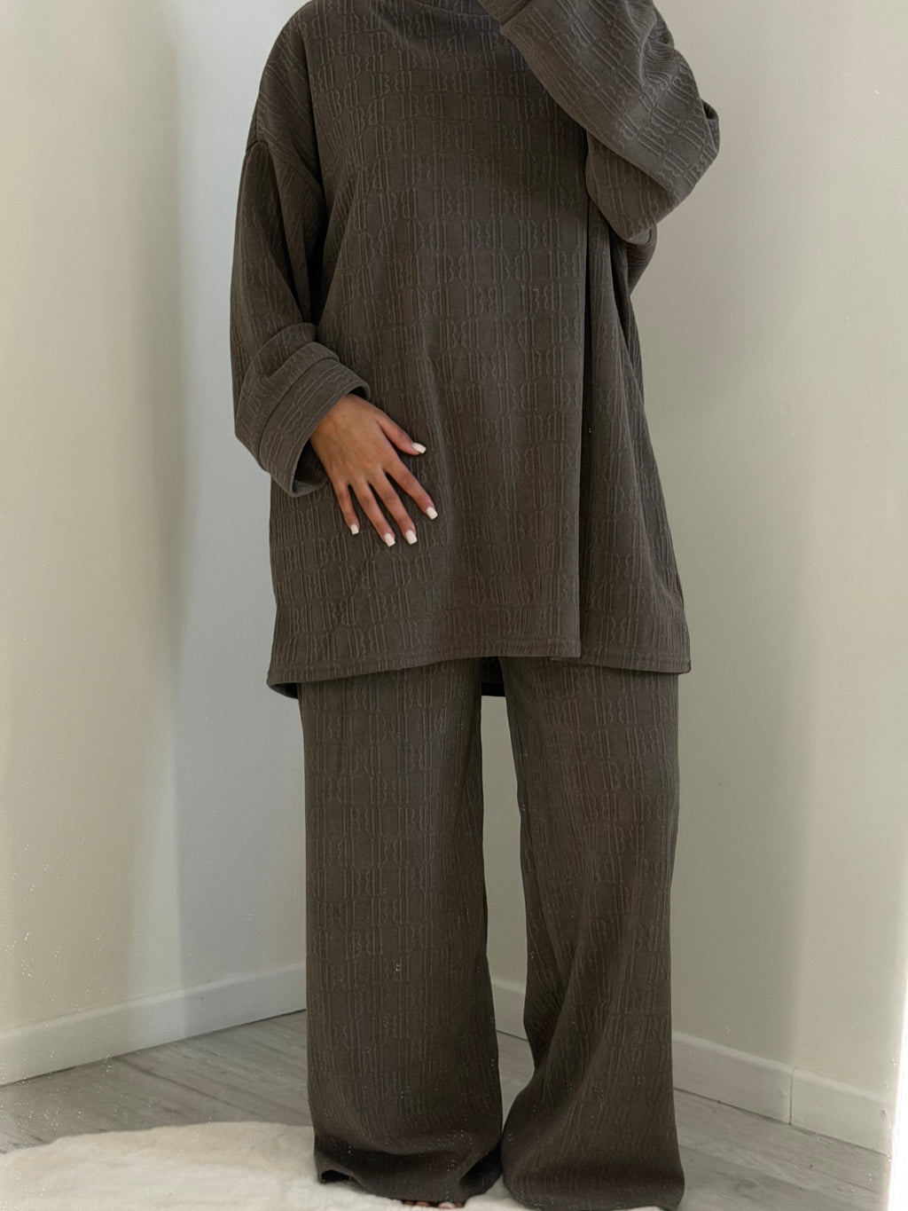 Ensemble taupe  col rond  logo B